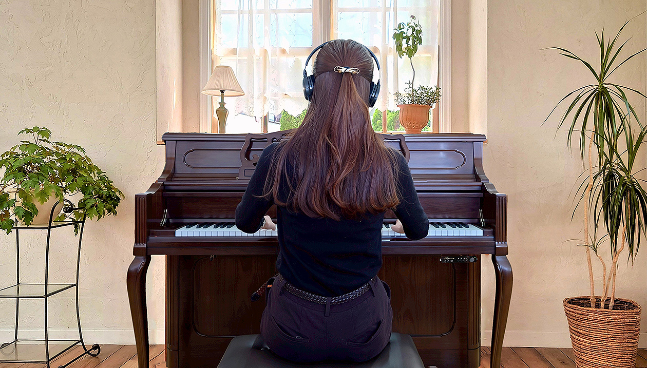 この記事はこんな方にオススメの内容です アップライトピアノを弾きたいけれど... ・ご近所への音が心配 ・ご家族への音が心配 ・朝も夜も練習したい ・防音工事するにはちょっと予算が... そんな問題を解決するための「アップライトピアノ消音ユニット」についての記事です。 CONTENTSいつでも静かに […]