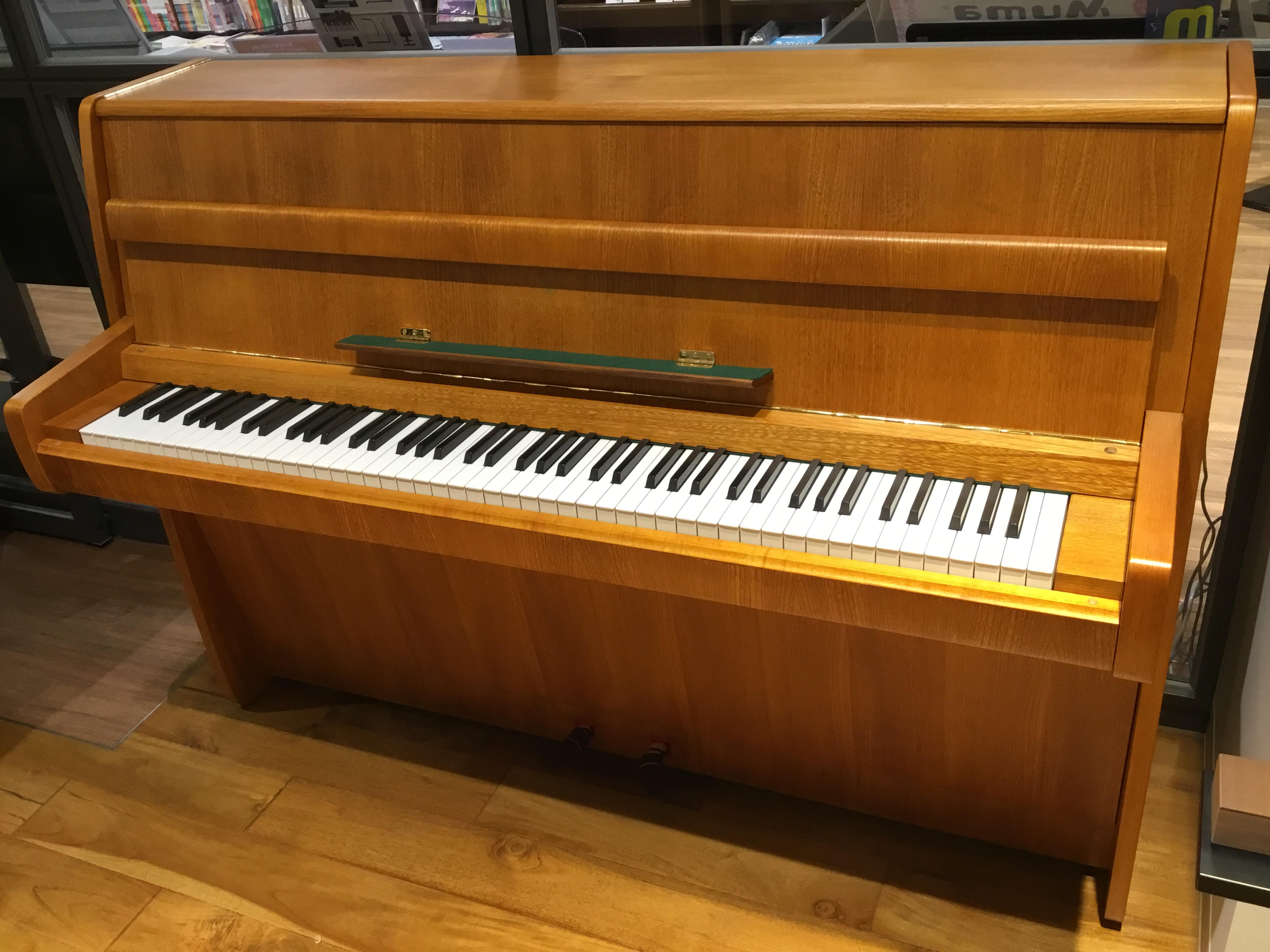 STEINWAY＆SONS アップライトピアノ MODEL.「F」が入荷しました｜島村楽器 ピアノショールーム市川コルトンプラザ店