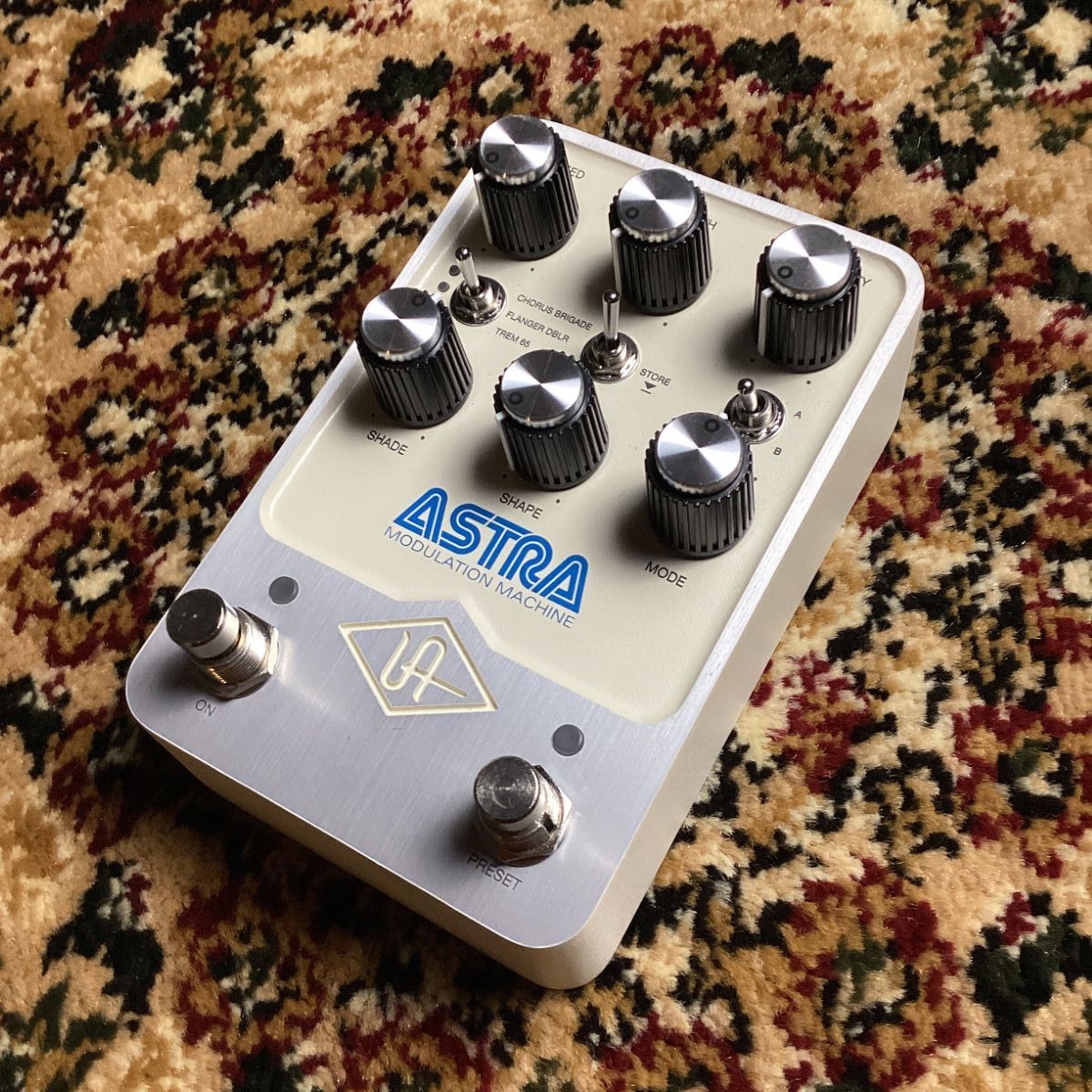 Universal Audio UAFX Astra Modulation Machine コンパクト