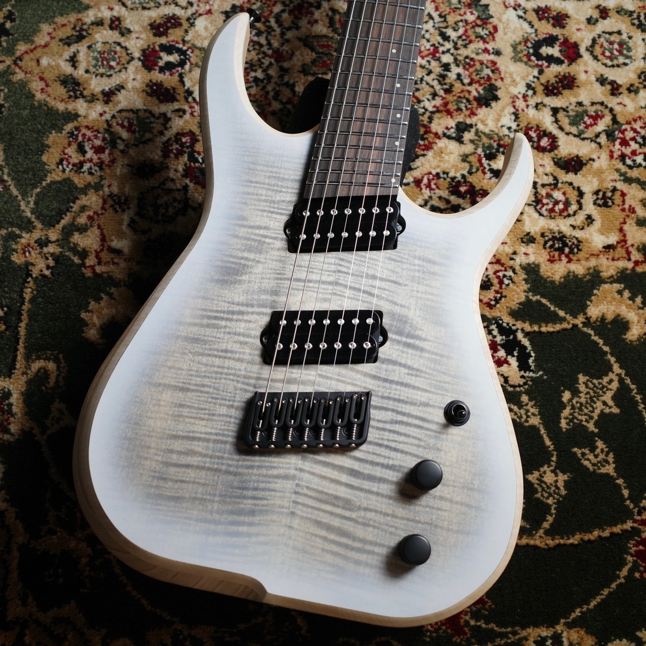 Skervesen (スケルヴェセン) Raptor 7 Flamed maple Mastergrade / Thru White【”当店オーダー品 のRaptor7弦がついに入荷】｜島村楽器 アミュプラザ博多店