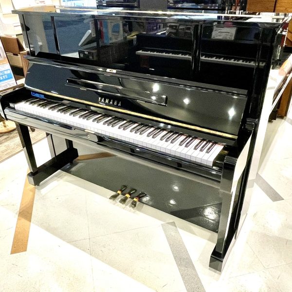 YAMAHA UX1（1984年製）<br />
高さ121cm、X支柱を搭載。電子ピアノからの買い替えや、これから始めるお子様にもおすすめのピアノ。<br />
￥517,000(税込)