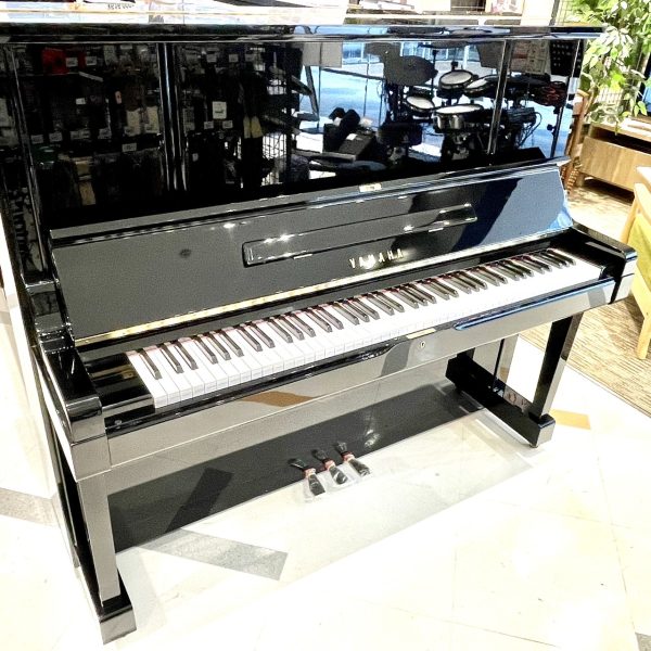 YAMAHA UX3（1987年製）<br />
高さ131cm、X支柱を搭載した幅広い表現力を持つピアノ。<br />
￥616,000(税込)