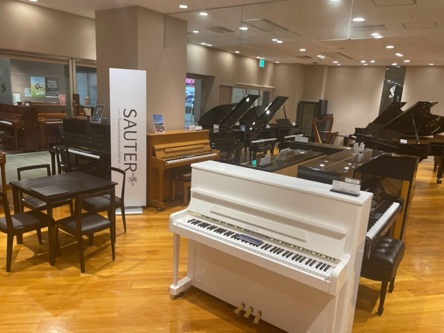 島村楽器グランフロント大阪店では、常時複数メーカーのアップライトピアノを店頭展示しており、ゆっくりと弾き比べてご試弾いただけます。 専門スタッフが実際に厳選した選りすぐりの中古ピアノや、スタインウェイファミリーのボストンをはじめ、ザウター、スタインベルグ、ヤマハ、カワイ、など複数メーカーをお取り扱い […]