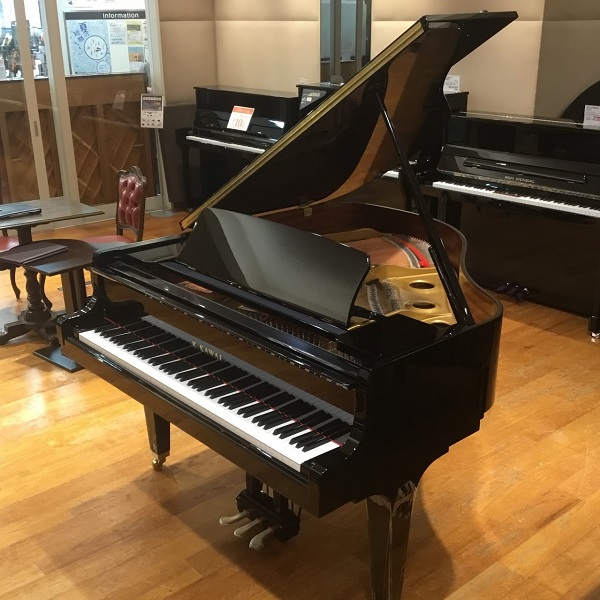 今回カワイと島村楽器のコラボにより発売するアコースティックグランドピアノ『GL-20SX』は、<br />
ご家庭に設置しやすいコンパクトサイズでありながらも、<br />
弾きやすさや音色にこだわったコストパフォーマンスの高いモデルです。